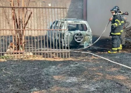 Carro guardado em terreno de Chapadão do Sul fica destruído após incêndio no local