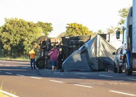 Carreta com 20 toneladas de produtos importados tomba na BR-262 e motorista fica ferido