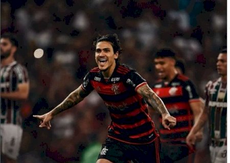 Flamengo vence clássico, mantém liderança e afunda Fluminense na lanterna