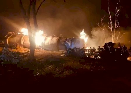Acidente entre caminhão e carreta tem explosão e 2 motoristas em estado grave na BR-267