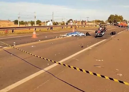 Motociclista morre ao cair e ter a cabeça esmagada por caminhão na BR-262