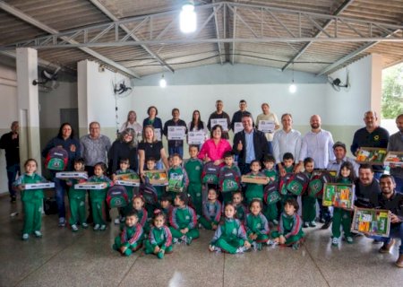 Prefeitura de Caarapó entrega kits escolares e uniformes para 5,2 mil alunos da rede municipal de ensino