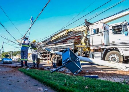 Motorista derruba poste e suspeita é que tenha dormido ao volante em Campo Grande