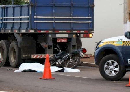 Motociclista morre ao bater na traseira de carreta em Campo Grande