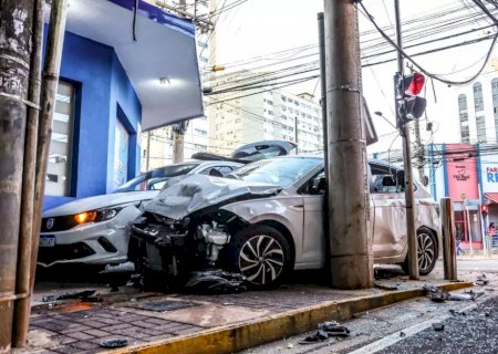 Motorista ‘fura’ semáforo e carros ficam prensados na parede após acidente em Campo Grande