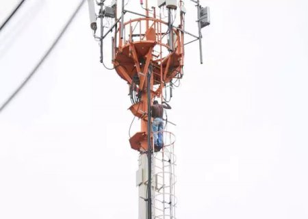 Homem desce de torre de 40 metros após 12 horas de negociação na Capital