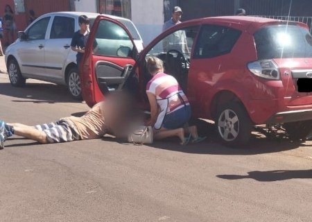Ciclista vai parar embaixo de carro após acidente de trânsito em Caarapó