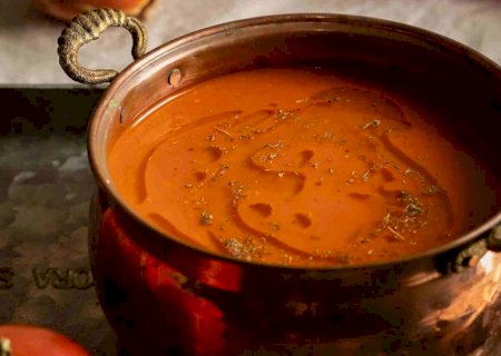 Caldo de tomate assado é perfeito para comer com torradas no friozinho