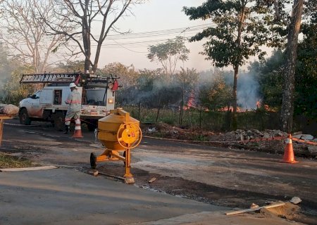 Vegetação pega fogo e parte de bairro em Caarapó fica sem energia elétrica