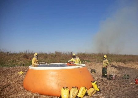 Brigadistas utilizam água do Rio Paraguai para combater incêndios no Pantanal>