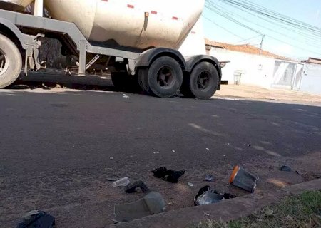Rapaz morre ao bater moto em caminhão parado em Campo Grande