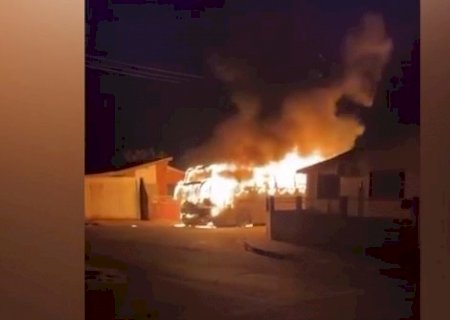 Ônibus é destruído por incêndio e fogo rompe até cabos de energia em Naviraí>