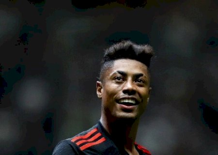 Flamengo goleia Atlético-MG e se isola na liderança do Brasileirão