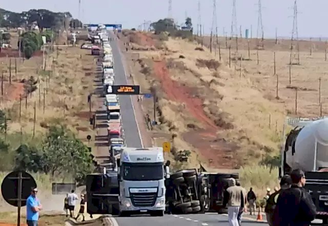 Carreta tomba e tranca outro trecho da BR-163