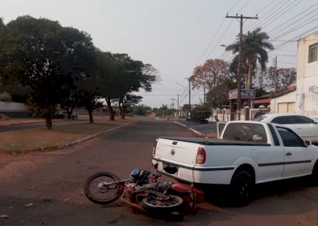 Colisão entre carro e moto deixa duas pessoas feridas em Caarapó