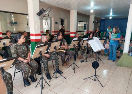 Banda do 17° RCM de Amambai participa de celebração alusiva ao “Dia do Soldado” em CMEI de Caarapó