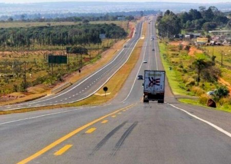 Motociclista morre no hospital após sofrer acidente com carreta na BR-163  >