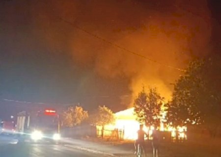 Vídeo mostra incêndio destruindo casa de madeira na Vila Planalto