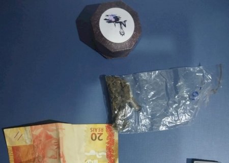 PM de Caarapó apreende menor flagrado com porção de maconha em moto com origem estrangeira