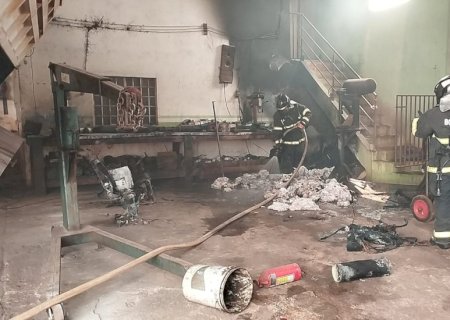 Corpo de Bombeiros controla princípio de incêndio em oficina mecânica de Caarapó