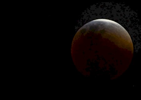 Eclipse parcial da Lua acontece hoje; veja como assistir pela internet>