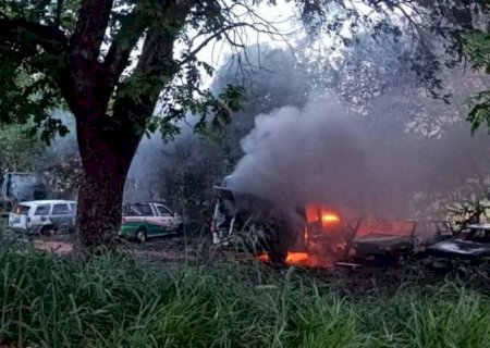 Incêndio destrói carros, caminhão e ambulância da prefeitura em Bataguassu; veja o vídeo