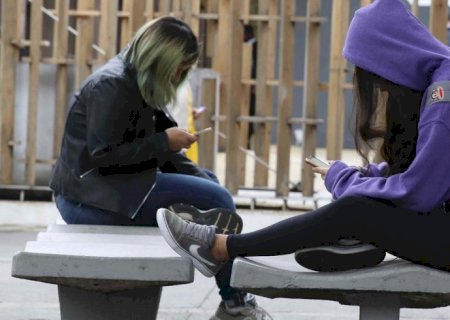 Celular em sala desafia dia a dia de professores, dizem pesquisadores