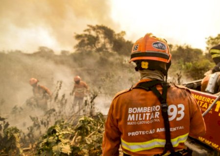 Incêndio do MT chega a MS e mobiliza equipes do Corpo de Bombeiros no Pantanal