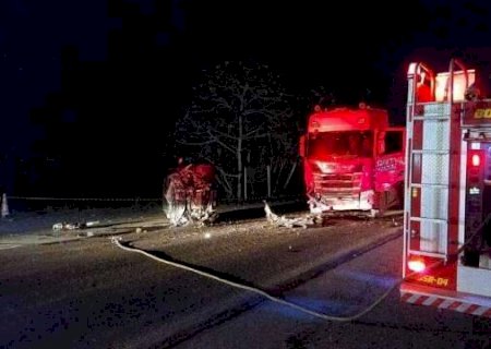 Motorista de carro morre ao bater de frente com carreta em Miranda