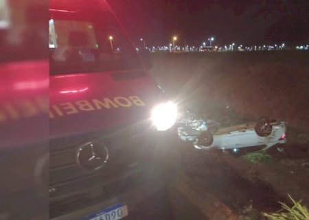 Motorista perde o controle e veículo cai em vala em avenida de Chapadão do Sul