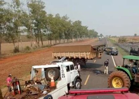 Carreta pega fogo após sair da pista na BR- 267 em Bataguassu>