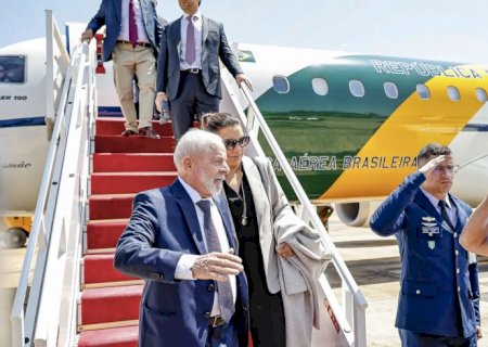 Lula desembarca em Brasília após problema com avião no México>