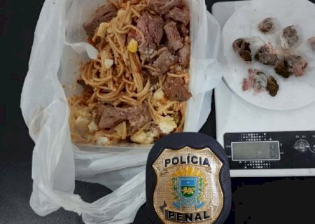 Em Corumbá, visitante é flagrada por policiais penais com drogas envoltas em pedaços de carne>