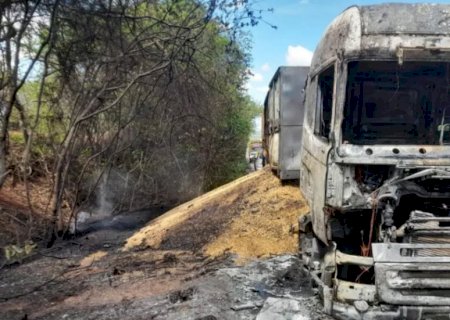 Carreta carregada com soja é destruída por fogo na MS-395 em Brasilândia