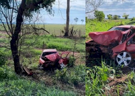 Carro sai da pista, bate em árvore e motorista fica preso às ferragens entre Bataguassu e Brasilândia na MS-395