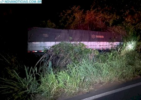 Caminhoneiro perde controle e tomba carreta com carga de calcário na MS-276