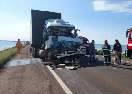 Caminhoneiro não vê 'Pare e Siga' e morre ao bater em caminhão em Bataguassu