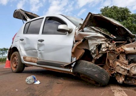 Ultrapassagem acaba em acidente entre carro e caminhão carregado de verduras na BR-262 em MS>