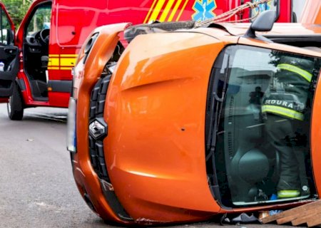 A caminho da igreja, idosa bate em carro parado e veículo tomba em MS>