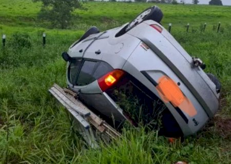 Carro com 5 ocupantes capota entre Jateí e Glória de Dourados na BR-376>