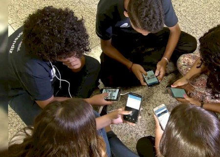 Lei de restrição de celulares em sala de aula deve ser regulamentada até meados de fevereiro>