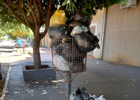 Moradores reclamam da falta de coleta de lixo há dias em diversos bairros e no centro de Caarapó>