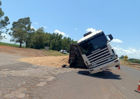 Carreta carregada tomba na rotatória do posto San Fernando em Caarapó>