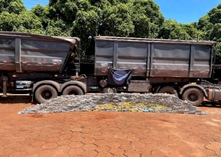 Caminhão é flagrado com carregamento milionário de cocaína>