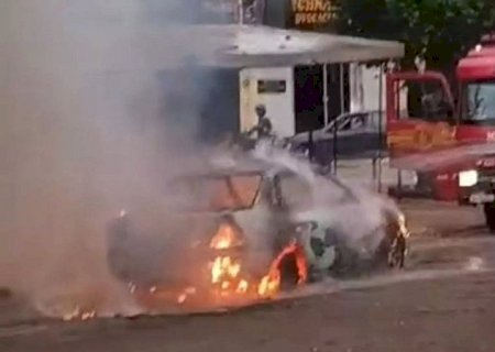 Carro pega fogo com motorista dormindo dentro>