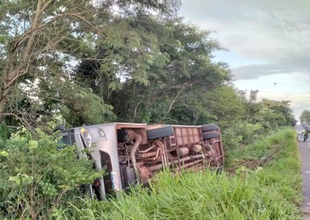 Ônibus com funcionários de usina tomba na MS-156 em Caarapó>