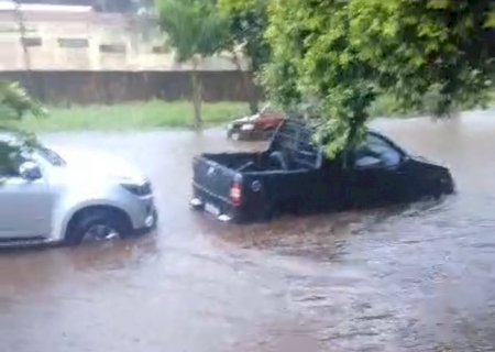 Caarapó registra pontos de alagamento depois de chuva rápida>