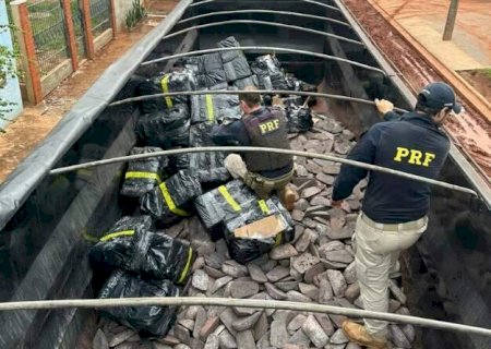 Caminhoneiro é preso com 2,6 toneladas de maconha e 825 munições na Capital>