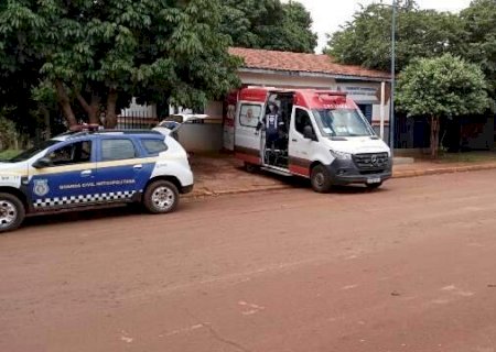 Rapaz fica bravo por almoço não estar pronto e joga água quente na esposa>