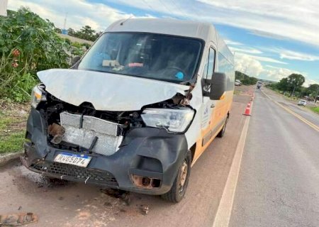 Van com 16 trabalhadores bate na traseira de picape na BR-163>